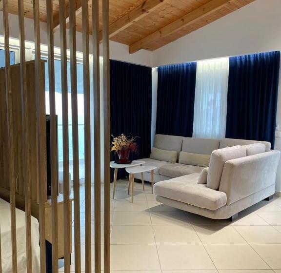 带海景的复工套房, Qeparo Napolon Complex