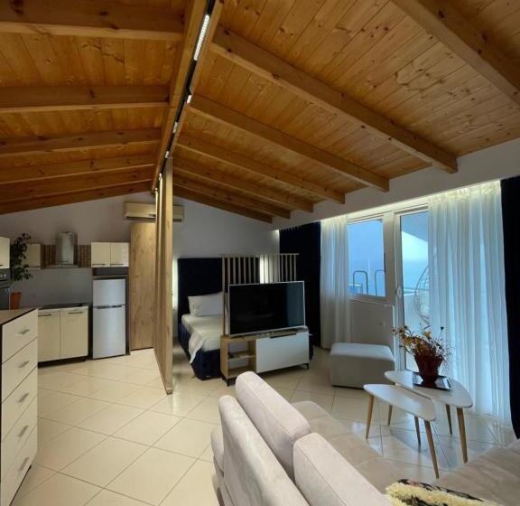 带海景的复工套房, Qeparo Napolon Complex