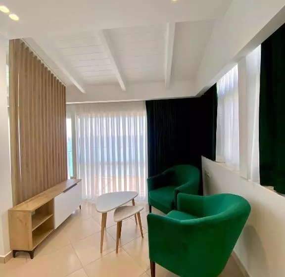 سوییت با استخر, Qeparo Napolon Complex