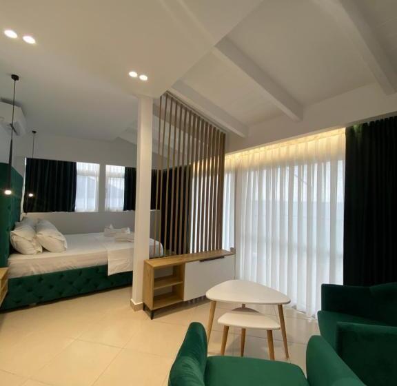 套房配有游泳池, Qeparo Napolon Complex