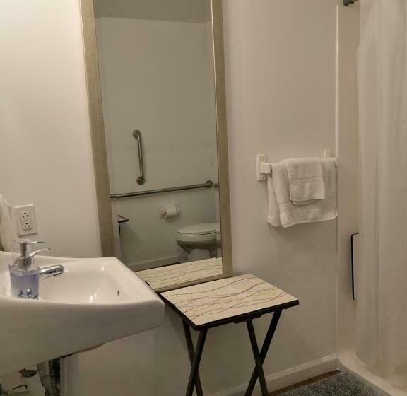 장애인을 위한 킹사이즈 침대 스탠다드 룸, Apple Inn And Suites Cooperstown Area