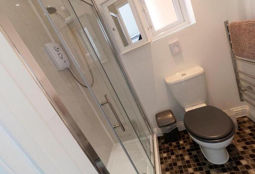 غرفة عائلية, The Aldor