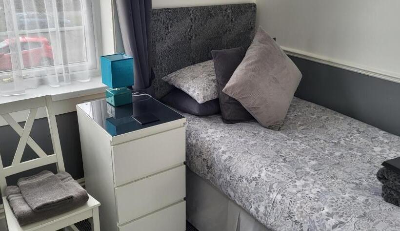 غرفة قياسية فردية, The Aldor