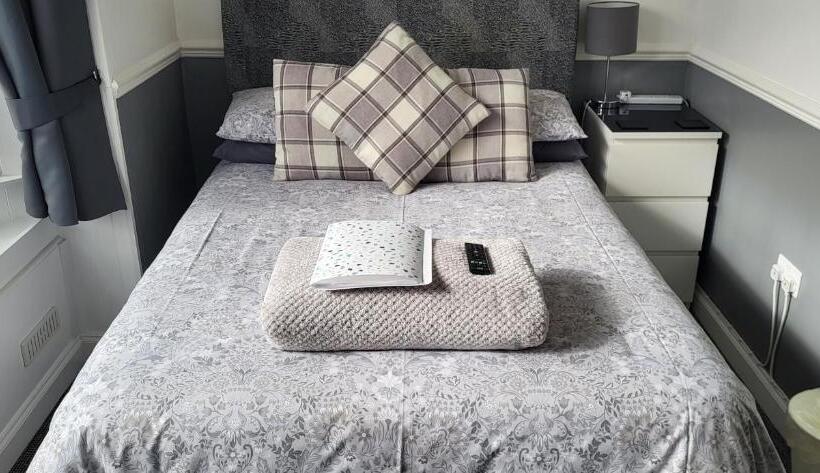 غرفة عائلية, The Aldor