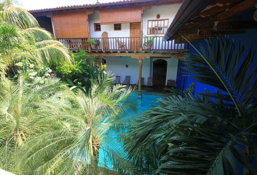 اتاق لوکس با بالکن, Miss Margrits