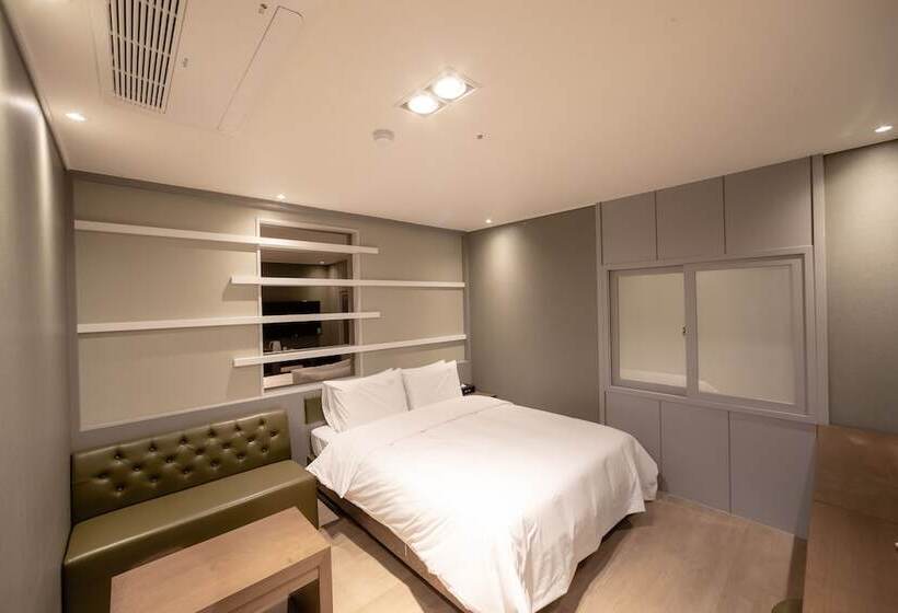 Номер Deluxe, Lin