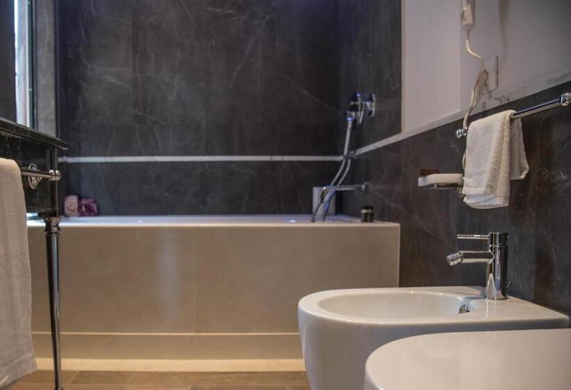 اتاق لوکس, Monte Cenci