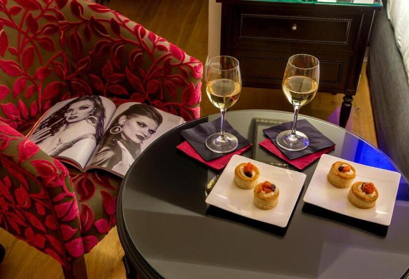 اتاق لوکس, Monte Cenci