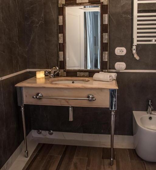 اتاق لوکس, Monte Cenci