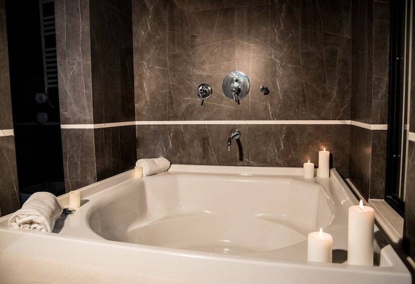 اتاق لوکس, Monte Cenci