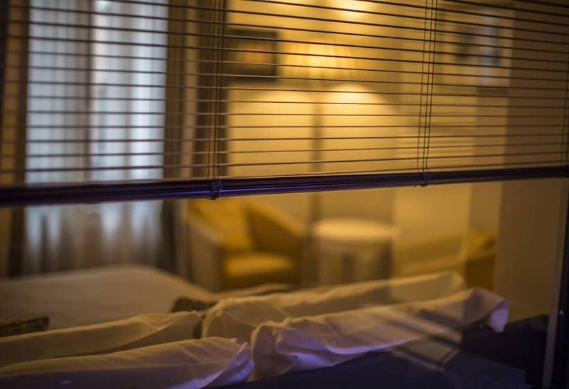 اتاق لوکس, Monte Cenci