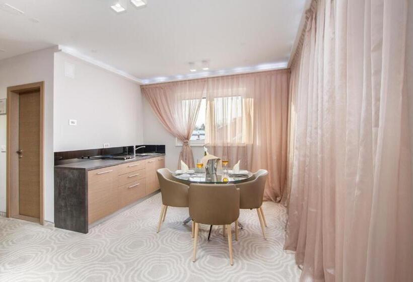 バルコニー付スイート, Royal Airport