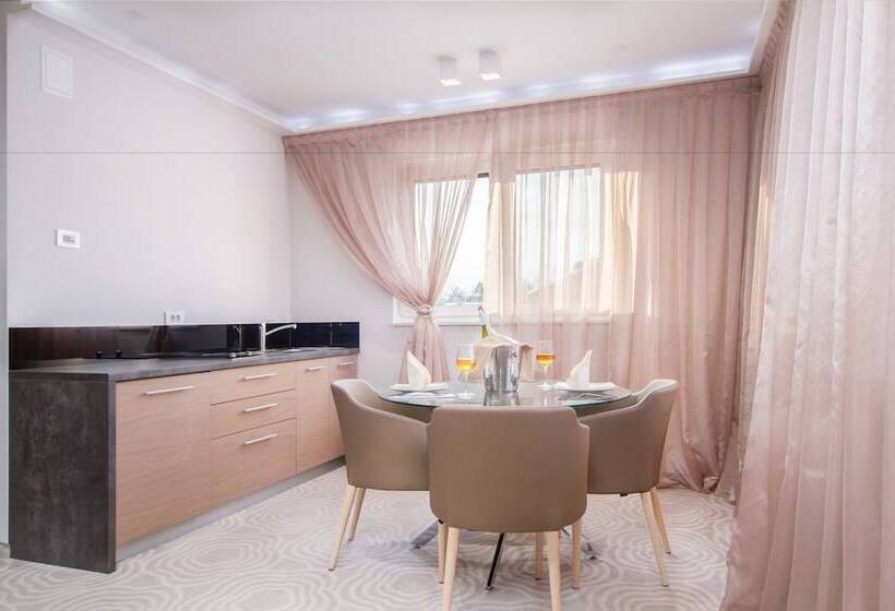 バルコニー付スイート, Royal Airport