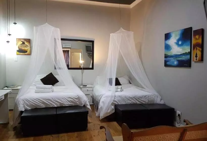 Deluxe Kolmen Hengen Huone, 44 On Ennis Guest Lodge And Restaurant   No Load Sheddding