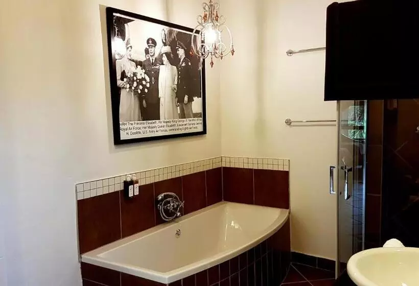 اتاق لوکس, Barnstormers Rest
