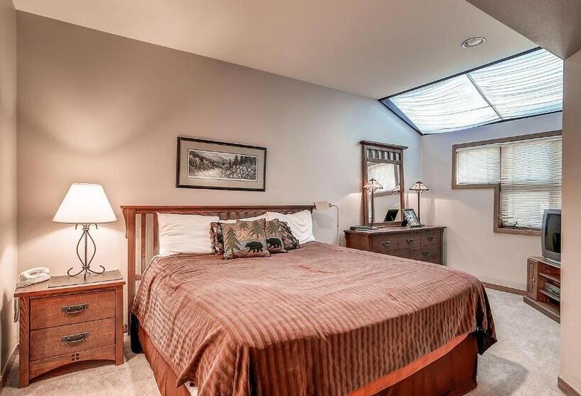 דירת שני חדרים, River Glen Condos By Crmr