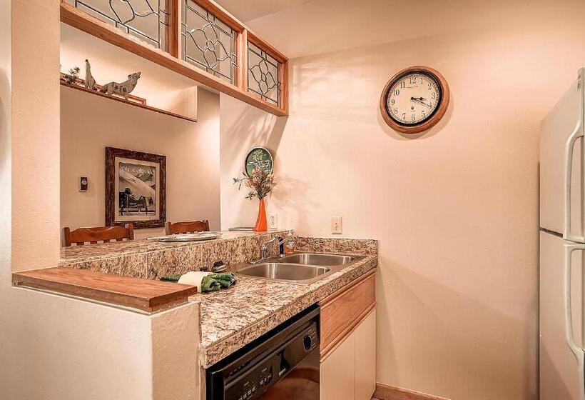 דירת שני חדרים, River Glen Condos By Crmr