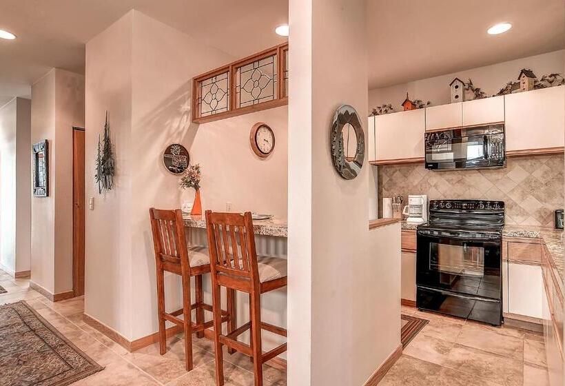 דירת שני חדרים, River Glen Condos By Crmr