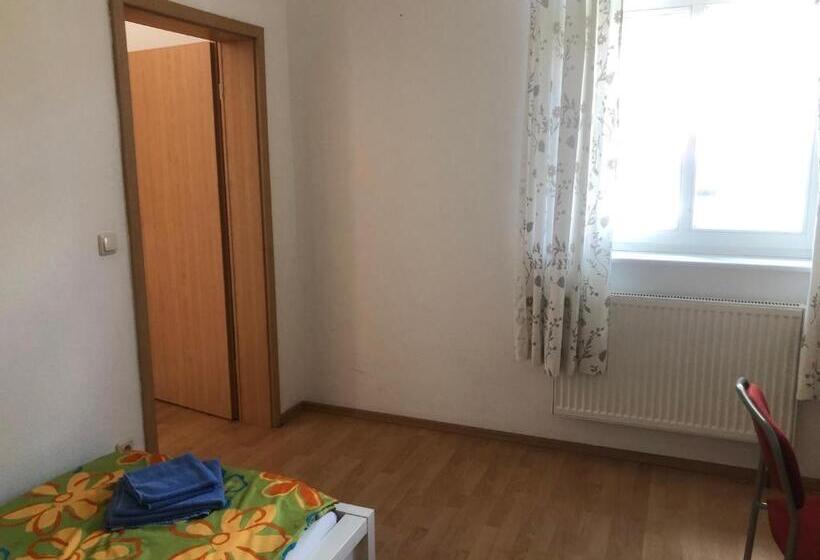 标准三人间, Internat Schloss Spiegelberg