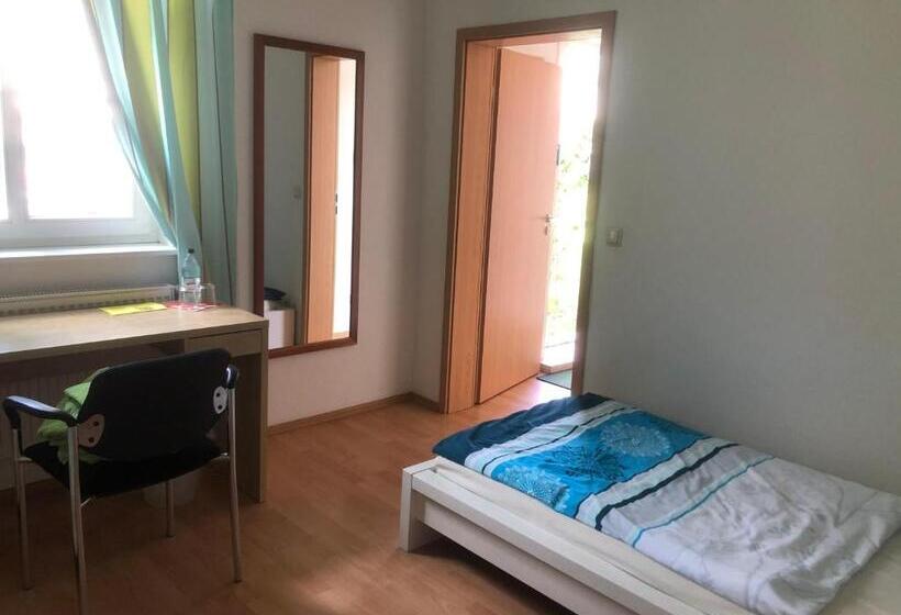 标准三人间, Internat Schloss Spiegelberg