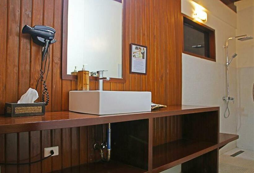 کابین, Last Frontier Beach Resort Adults Only