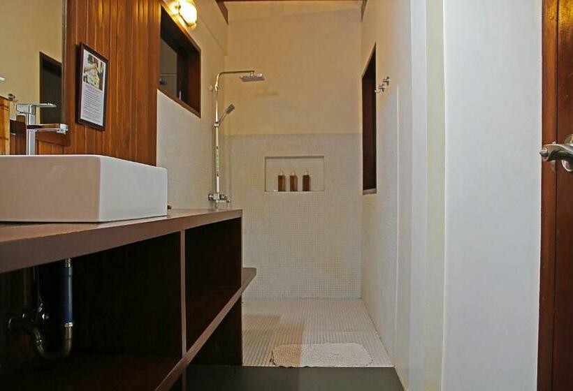 کابین, Last Frontier Beach Resort Adults Only