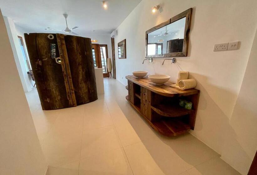 جناح جونيور مطلّ علي البحر, Mahali Zanzibar