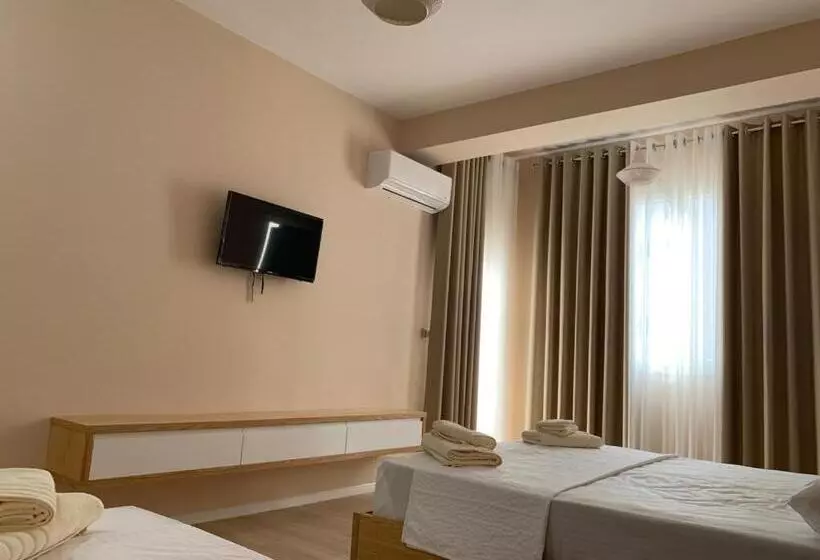 バルコニー付きスタンダードトリプルルーム, Saranda Rooms