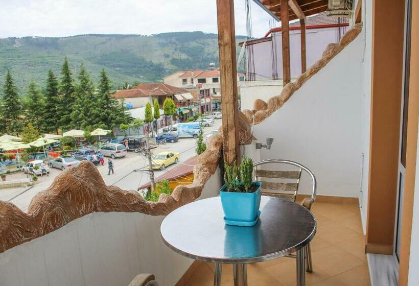 带阳台的三人标准间, Shpella