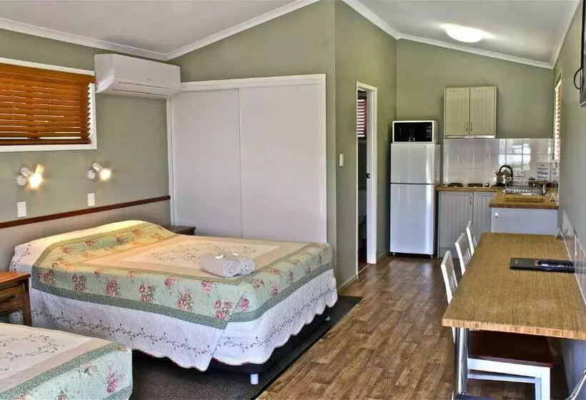 Huoneisto 1 Makuuhuone Allasnäkymä, Barcaldine Country Motor Inn
