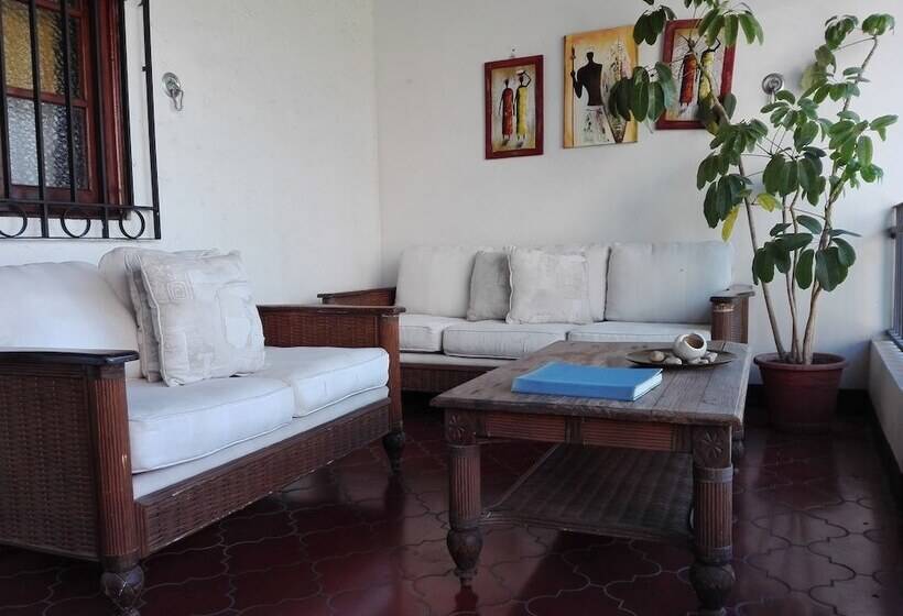 سوییت لوکس, President House Hotel Hostel