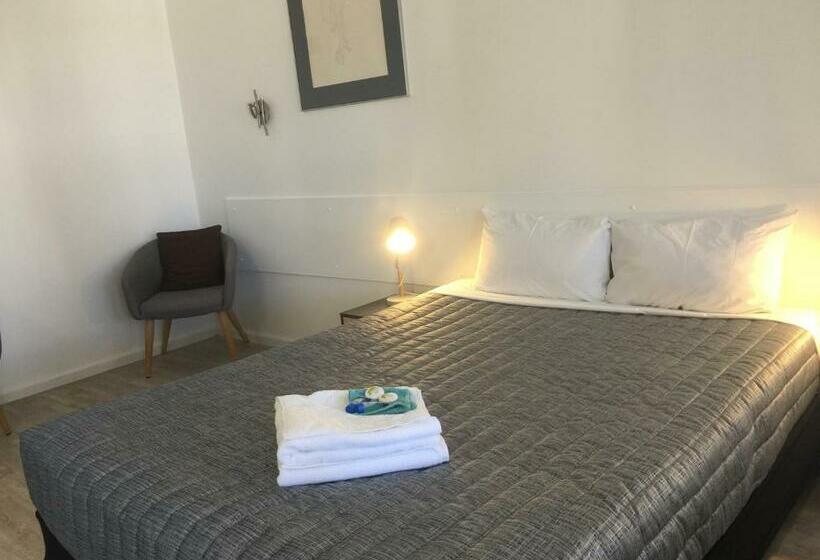 スタンダードルーム, Shady Rest Motel