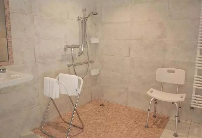 身障者適用キングサイズベッドルーム, Au Relais Provencal