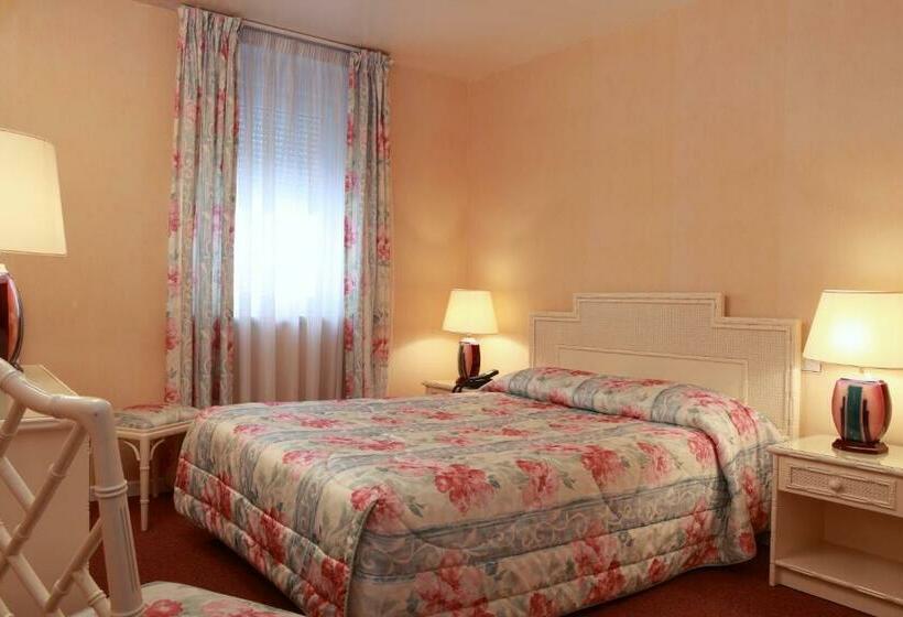 Номер Стандарт, Hôtel Le Roosevelt