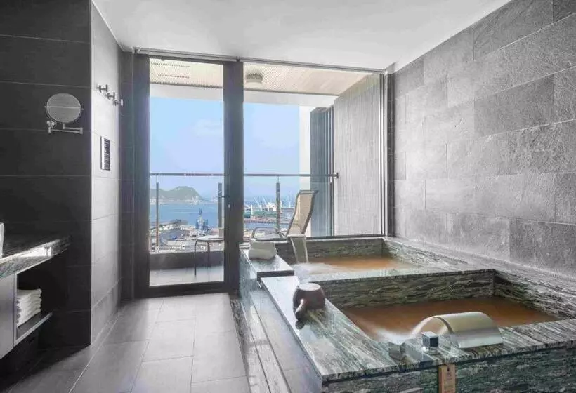 اتاق لوکس خانوادگی, Lakeshore Hotel Suao