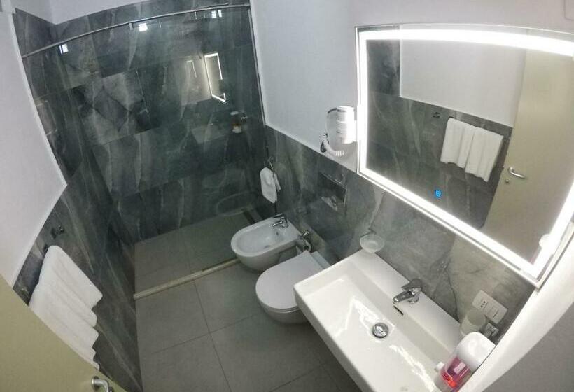 חדר סטנדרט לארבעה, Perandor Beach