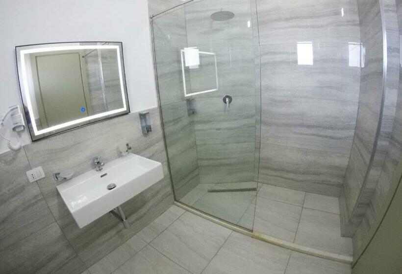 חדר סטנדרט לארבעה, Perandor Beach