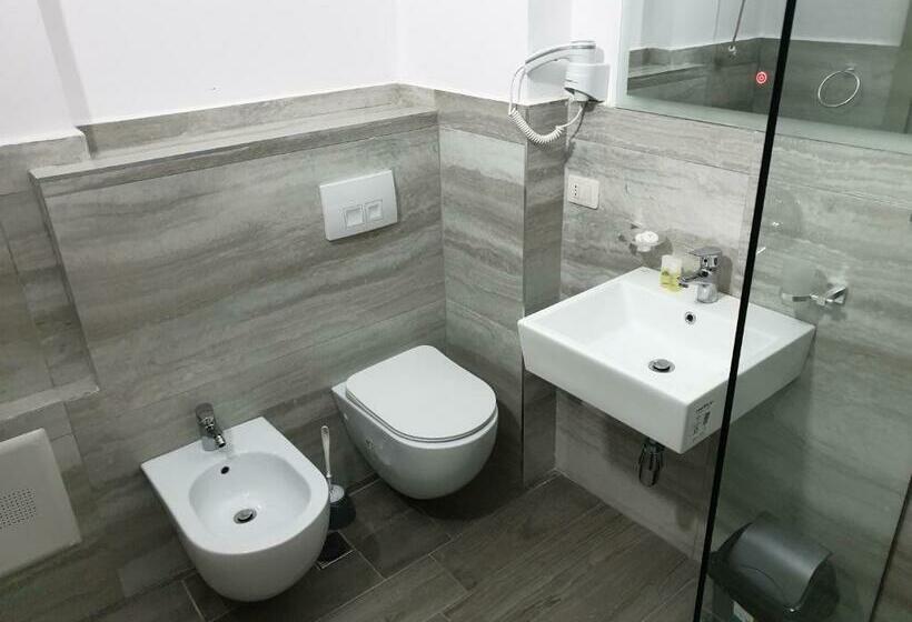 חדר סטנדרט לארבעה, Perandor Beach