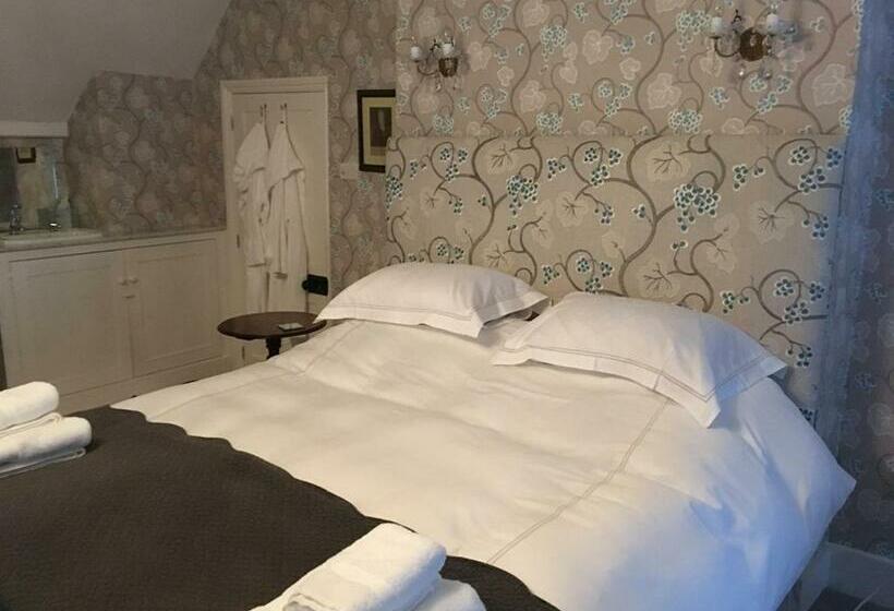 اتاق لوکس با تخت بزرگ, Clare Cottage