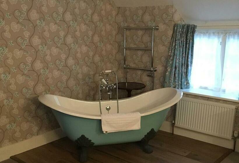 اتاق لوکس با تخت بزرگ, Clare Cottage