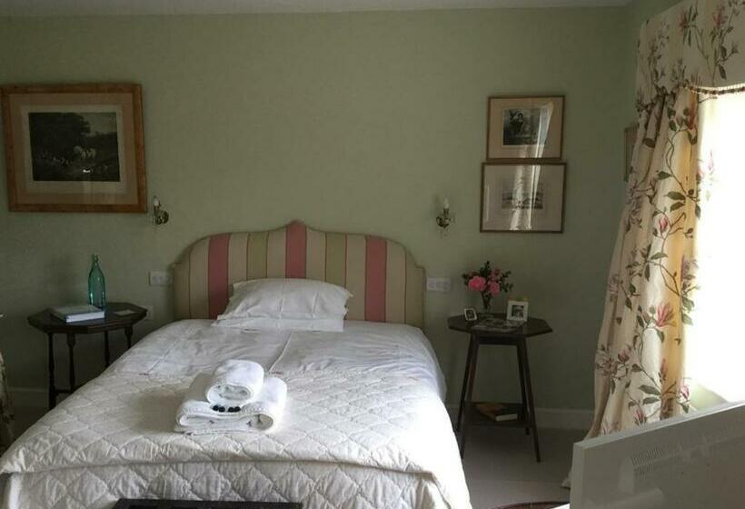 اتاق سوپریور با تخت بزرگ, Clare Cottage