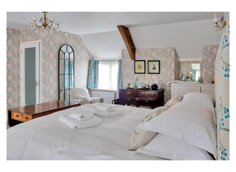 اتاق لوکس با تخت بزرگ, Clare Cottage