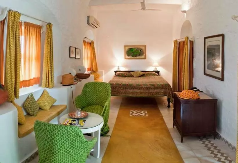 スタンダードルーム, Neemrana S Hill Fort Kesroli