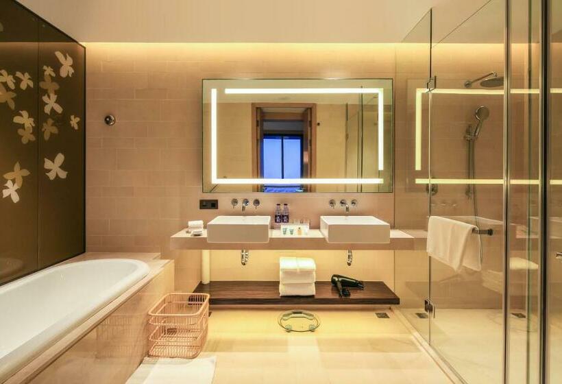 Deluxe Suite King Bed, Hilton Garden Inn Ningbo