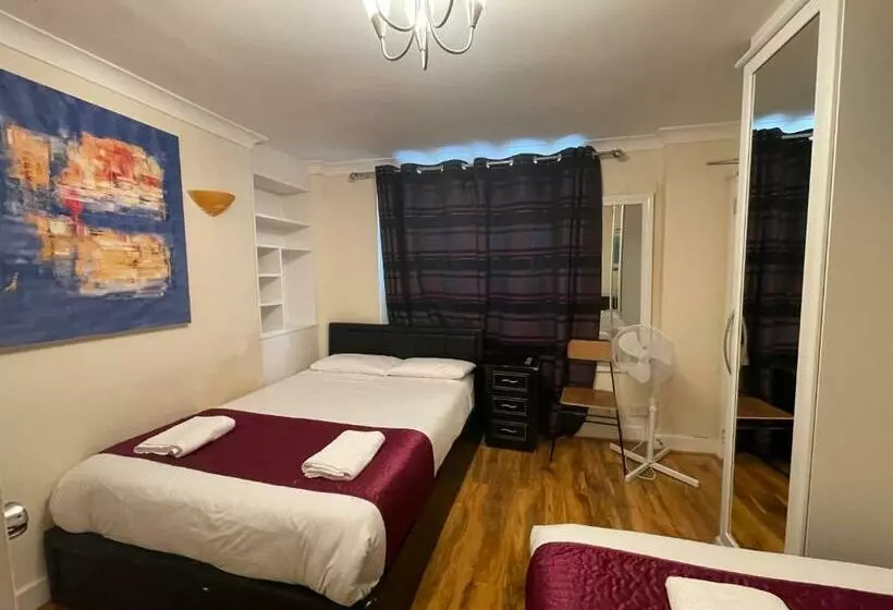 اتاق استاندارد چهار تخته, Kings Cross Hotel London