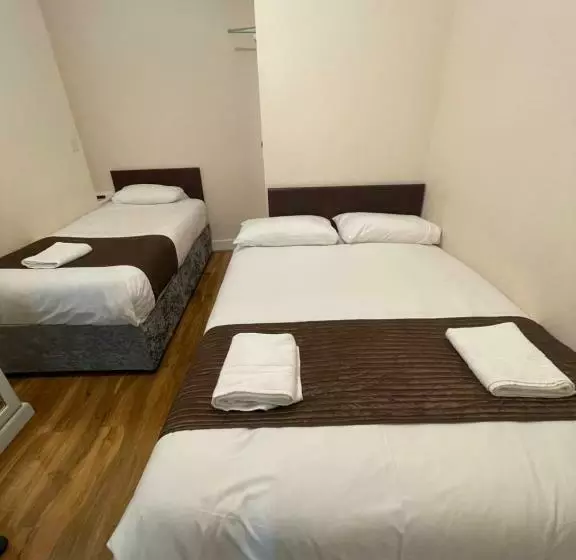 اتاق استاندارد سه نفره, Kings Cross Hotel London