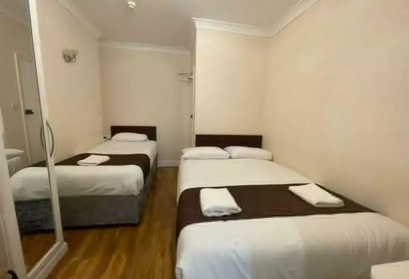 اتاق استاندارد چهار تخته, Kings Cross Hotel London