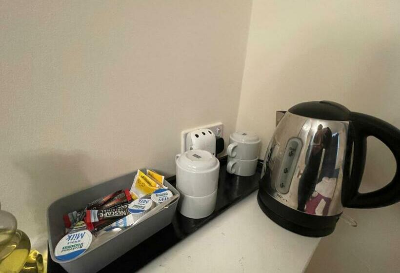 Четырехместный Номер Стандарт, Kings Cross Hotel London