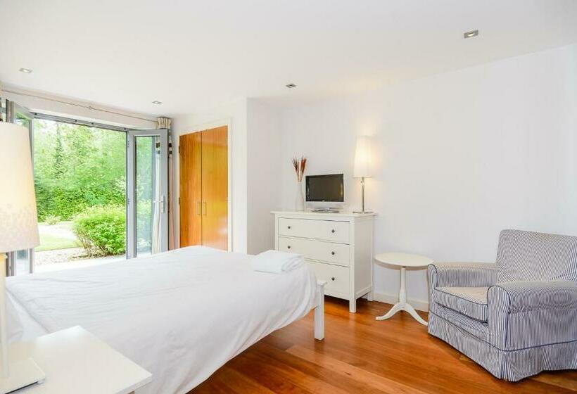 דירת חדר בקומת קרקע, Lanes