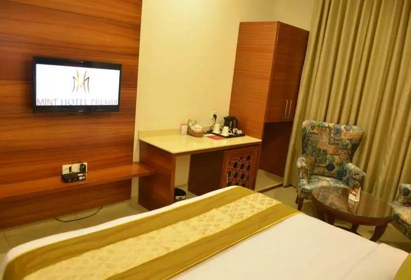 キングサイズベッドのデラックスルーム, Mint Hotel Premia Chandigarh, Zirakpur